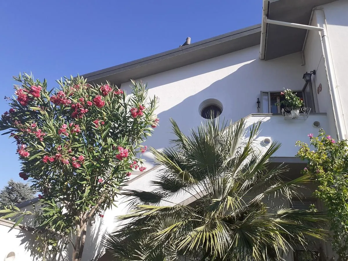 Toscana Luminoso Appartamento In Villa Con 2 Camere, Terrazze, Giardino E Posto Auto Privato Tutti Spazi Uso Esclusivo Cecina  Italia