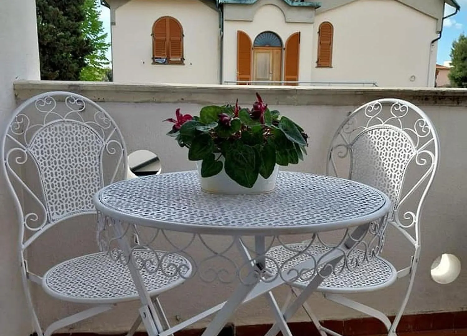 Toscana Luminoso Appartamento In Villa Con 2 Camere, Terrazze, Giardino E Posto Auto Privato Tutti Spazi Uso Esclusivo Cecina