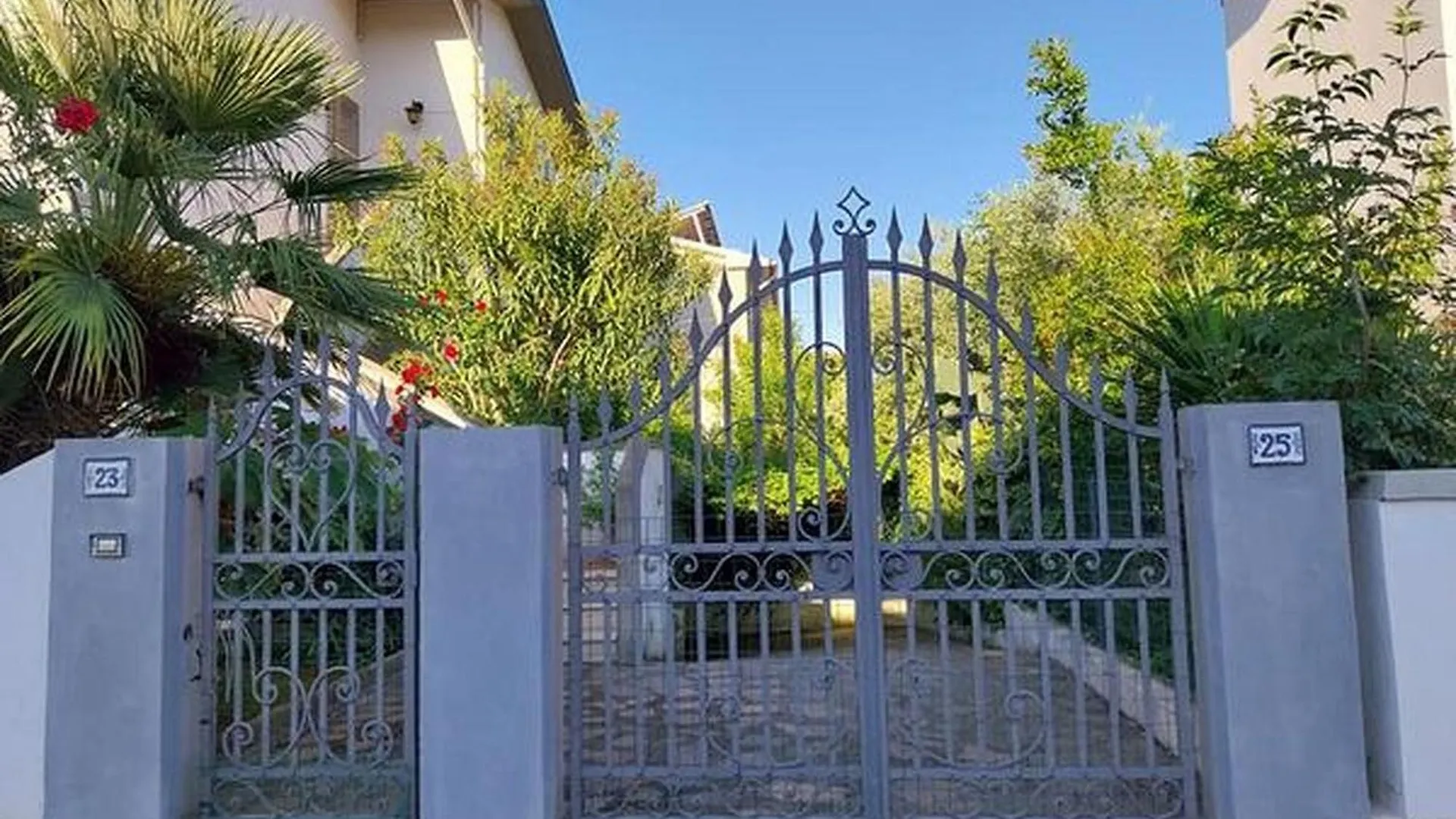 Toscana Luminoso Appartamento In Villa Con 2 Camere, Terrazze, Giardino E Posto Auto Privato Tutti Spazi Uso Esclusivo Cecina   Cecina (Livorno)