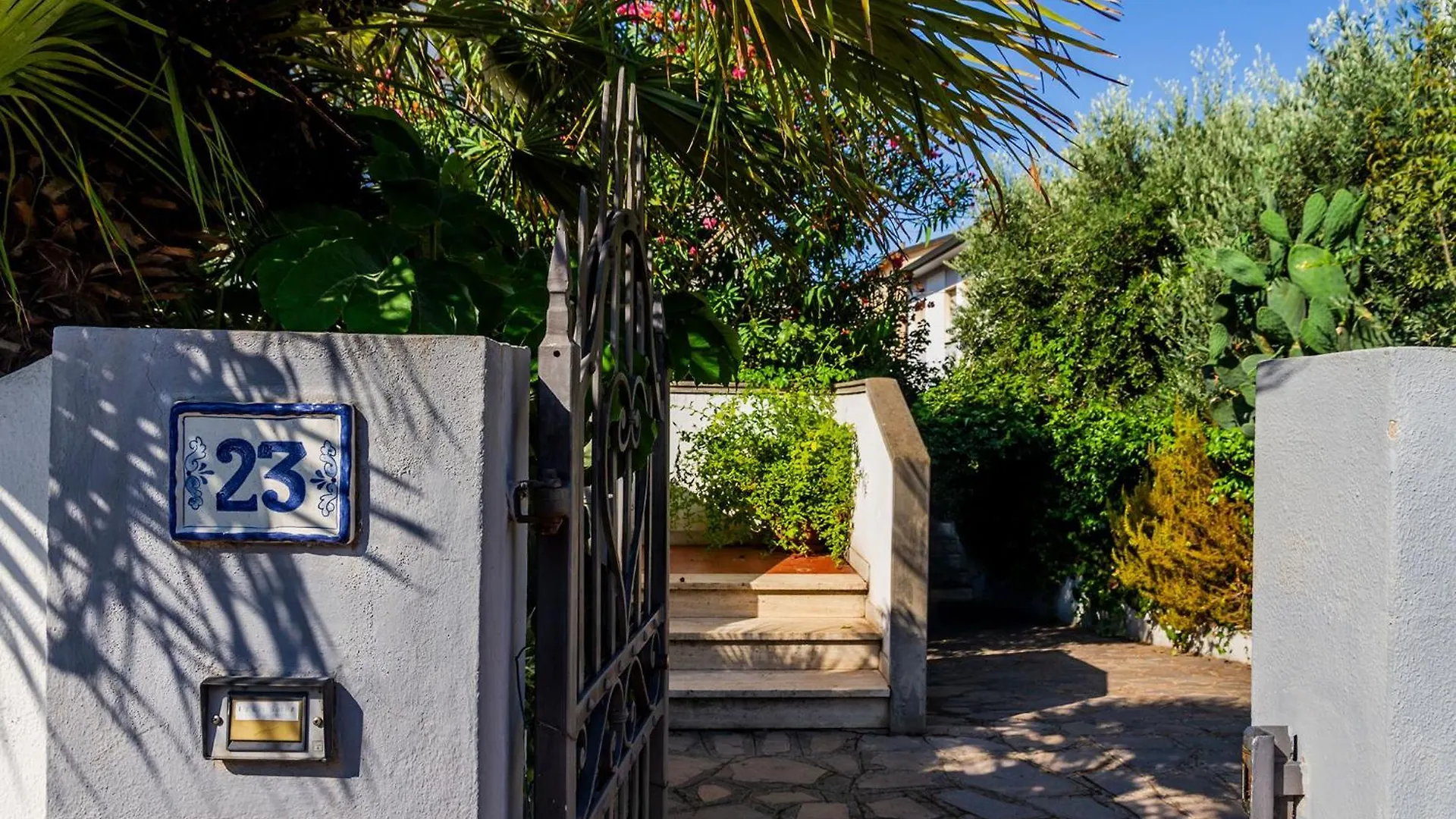 Toscana Luminoso Appartamento Con 2 Grandi Camere, Giardino E Posto Auto Privato Cecina  Apartament