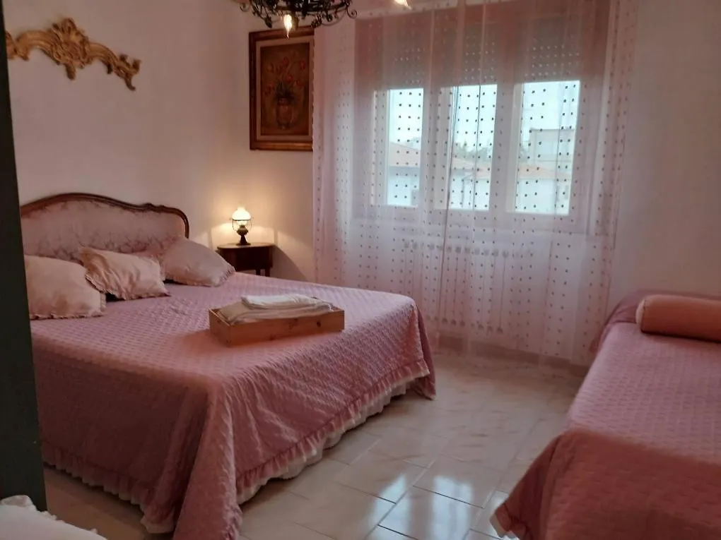 Toscana Luminoso Appartamento In Villa Con 2 Camere, Terrazze, Giardino E Posto Auto Privato Tutti Spazi Uso Esclusivo Cecina  Italia