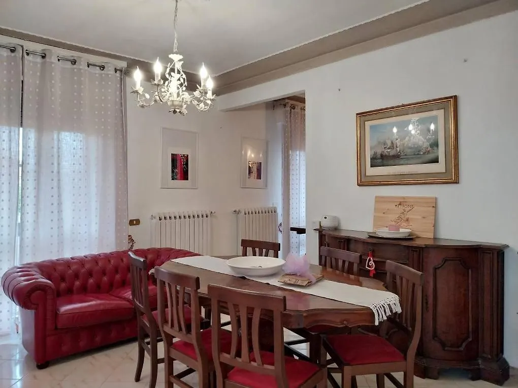 Toscana Luminoso Appartamento In Villa Con 2 Camere, Terrazze, Giardino E Posto Auto Privato Tutti Spazi Uso Esclusivo Cecina  0*, Cecina (Livorno)